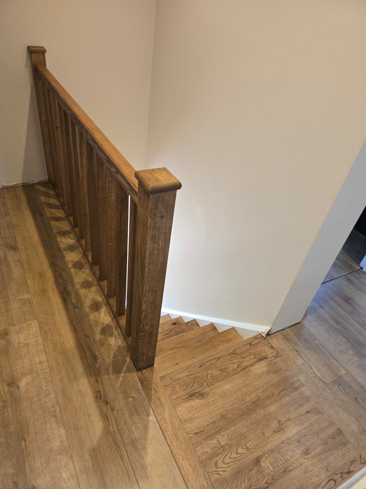Landing balustrade in solid oak with a rounded newel cap