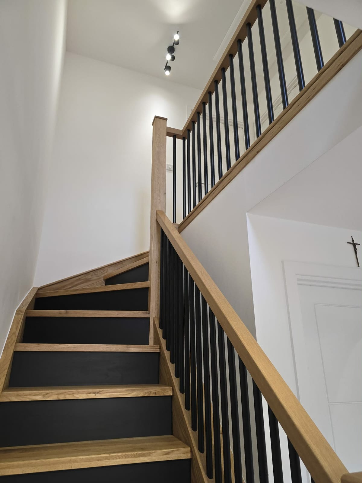 Bespoke oak balustrade fitted to an open-plan staircase and landing